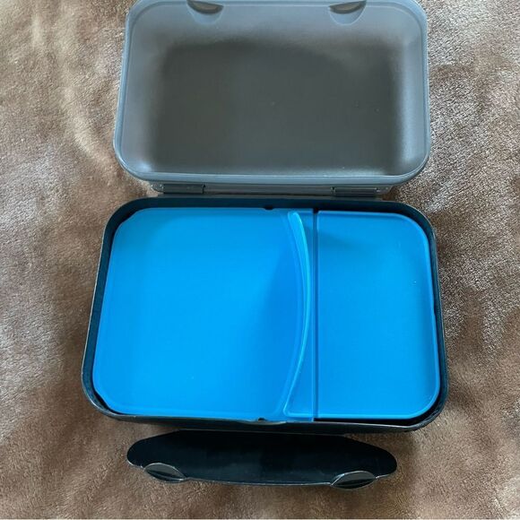 Tupperware Charcoal Large Food/ Sandwich Container with Separator - Picture 4 of 9